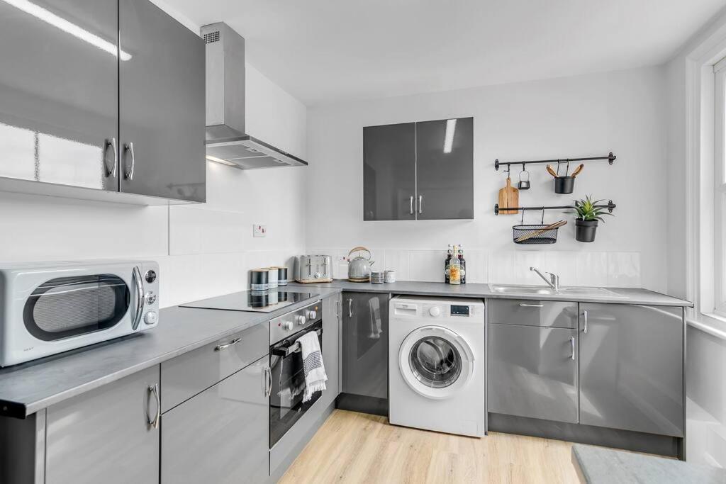 1-Bed Seaside Apartment With Parking 克罗默 外观 照片