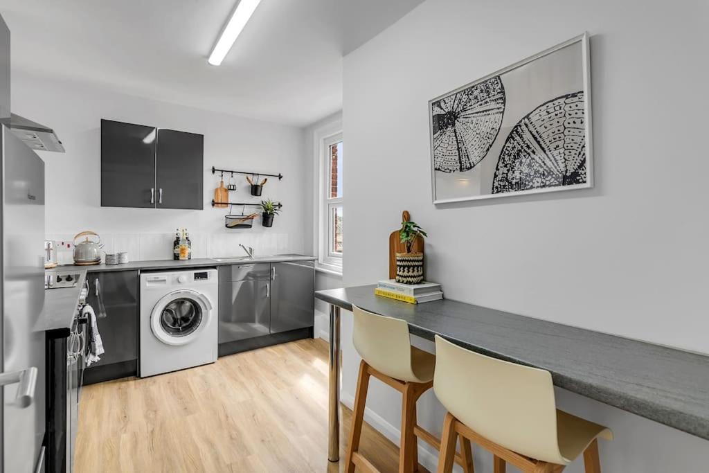 1-Bed Seaside Apartment With Parking 克罗默 外观 照片