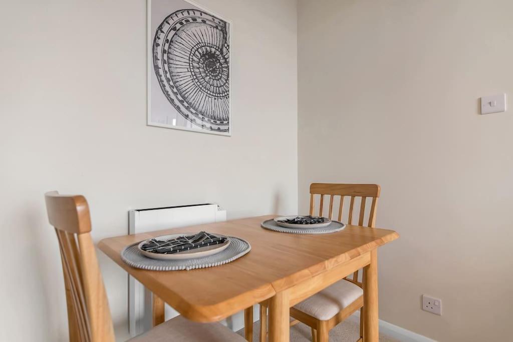 1-Bed Seaside Apartment With Parking 克罗默 外观 照片