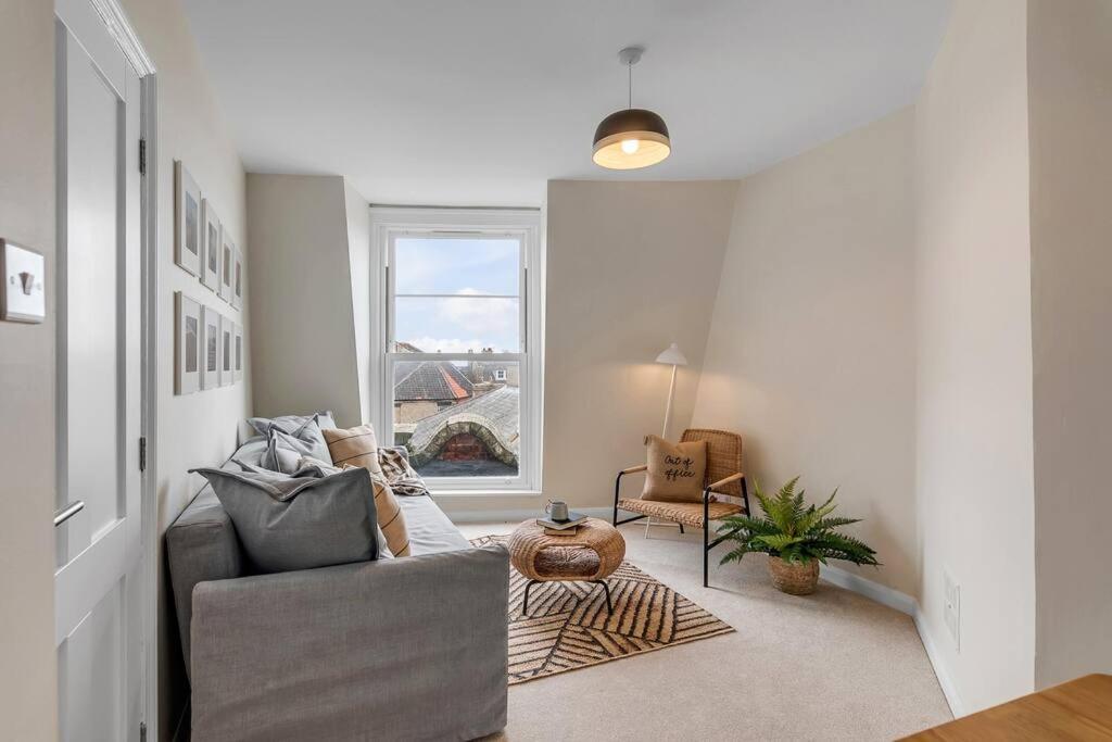 1-Bed Seaside Apartment With Parking 克罗默 外观 照片