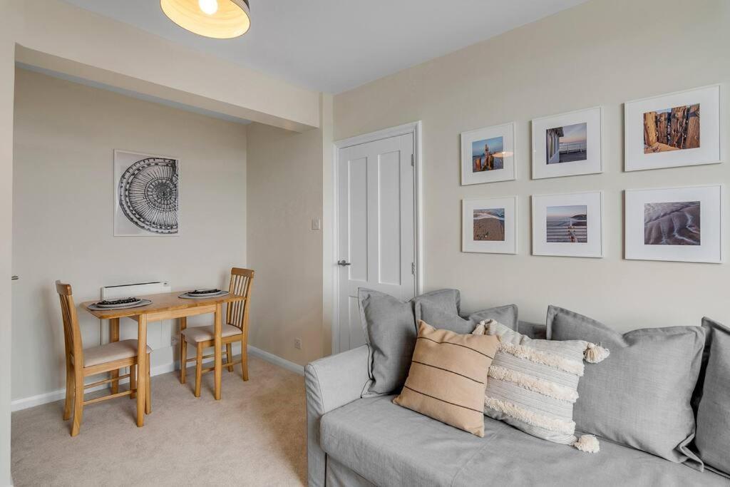 1-Bed Seaside Apartment With Parking 克罗默 外观 照片